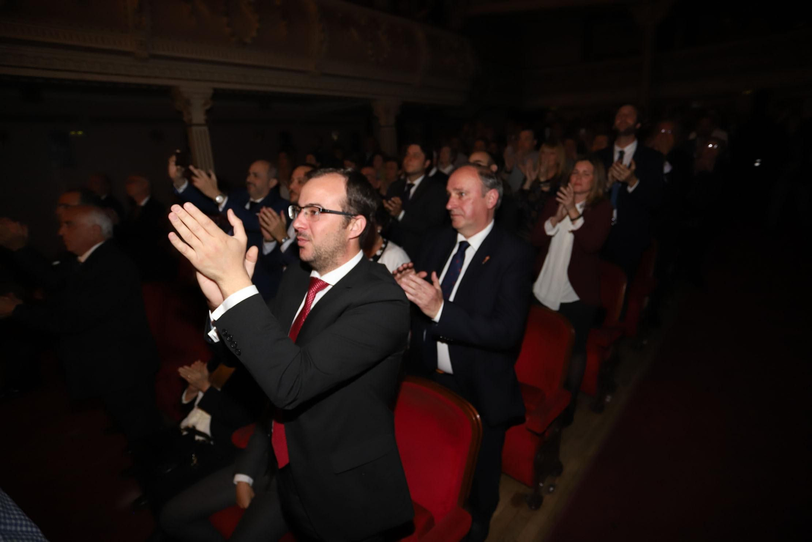 Presentan manto de la Virgen del Amor.