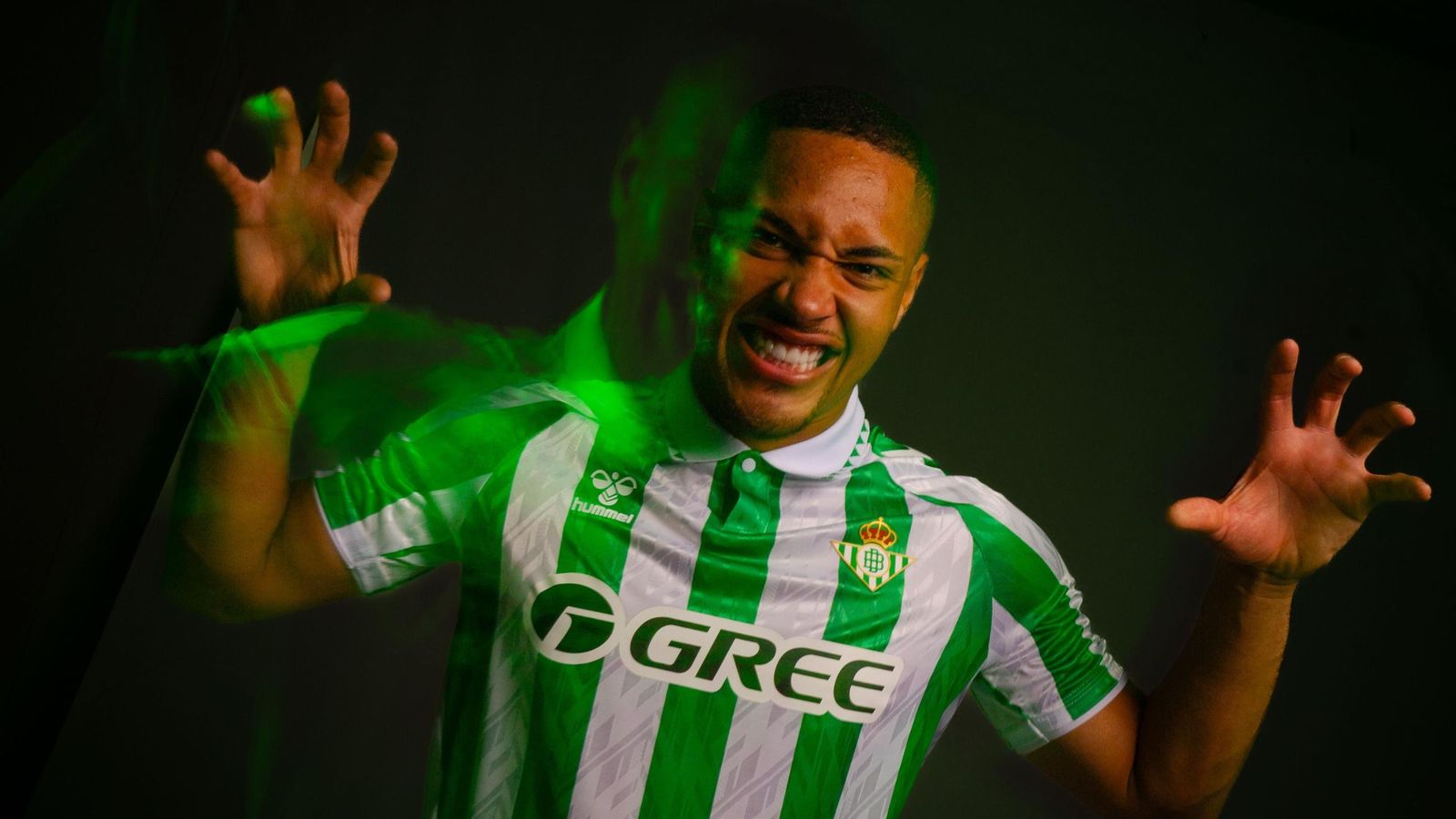 Vitor Roque en su presentación como futbolista bético para las redes del club