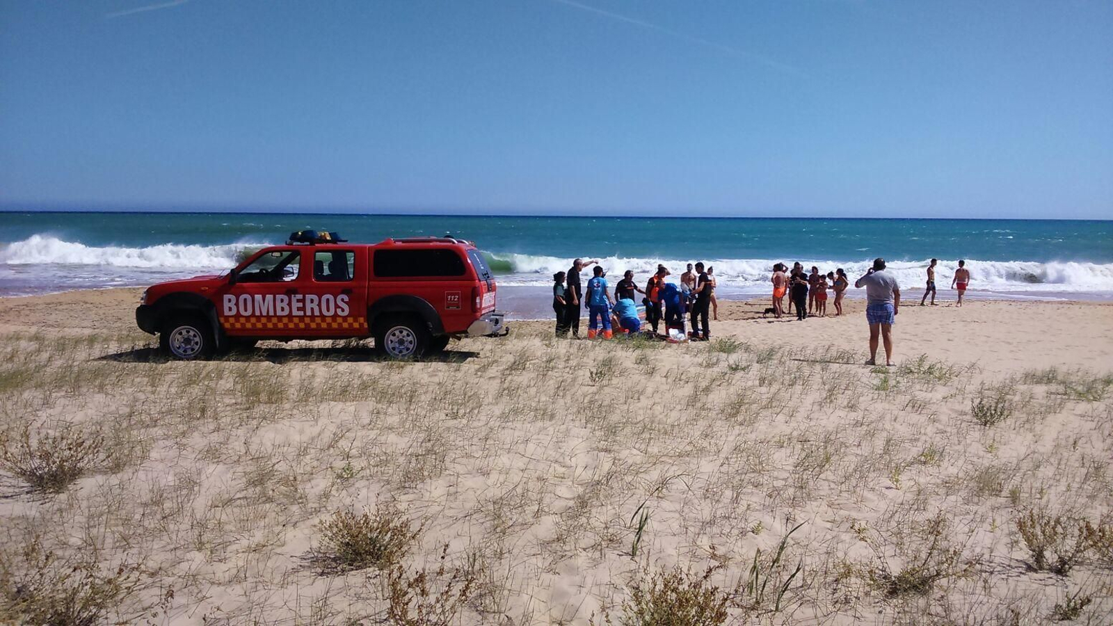 Los servicios de emergencia tratan de reanimar al hombre.