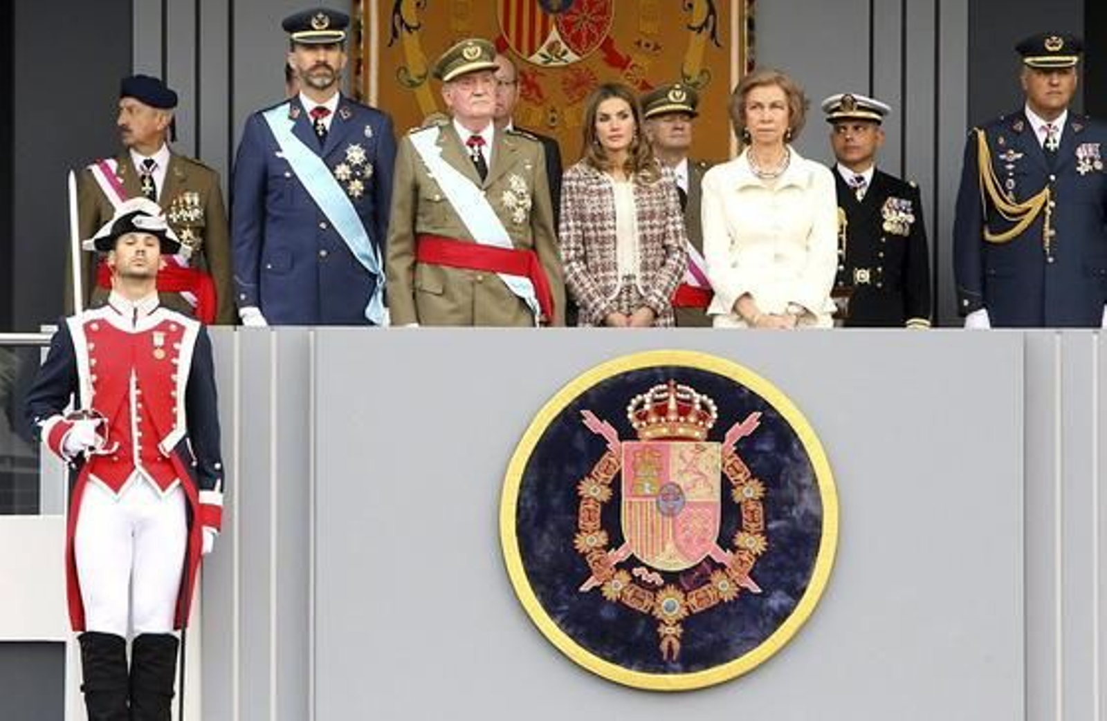 El Rey y la Familia Real presiden el desfile y las celebraciones de la Fiesta Nacional.

Foto: Efe