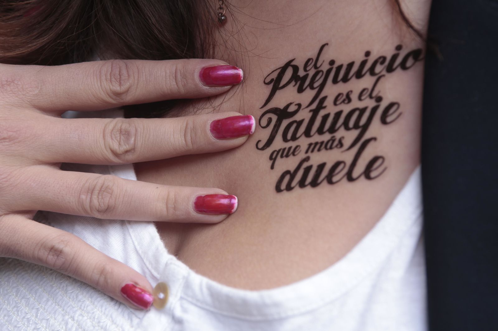 Durante la presentación se repartieron pegatinas con el lema de la campaña.