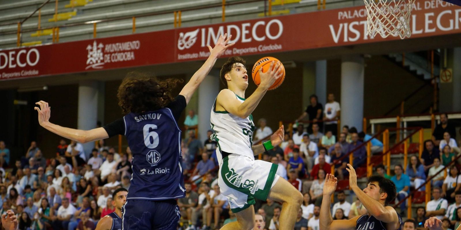 Guillermo del Pino entra a canasta en el Coto Córdoba - Rioverder Clavijo disputado en Vista Alegre.