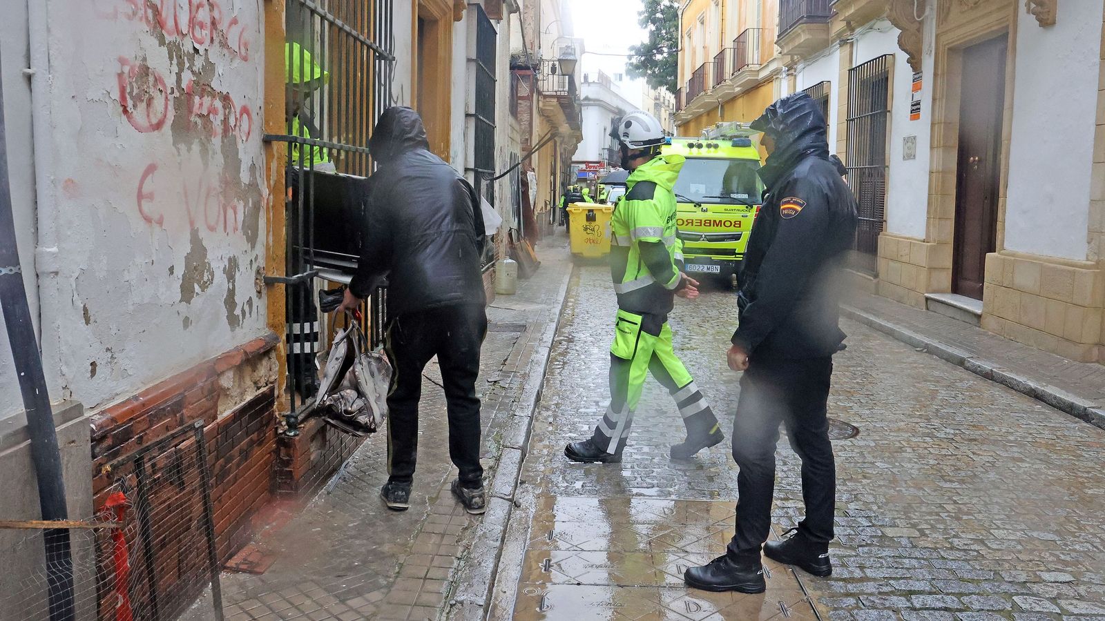 Imágenes del derrumbe en una casa okupada en Jerez