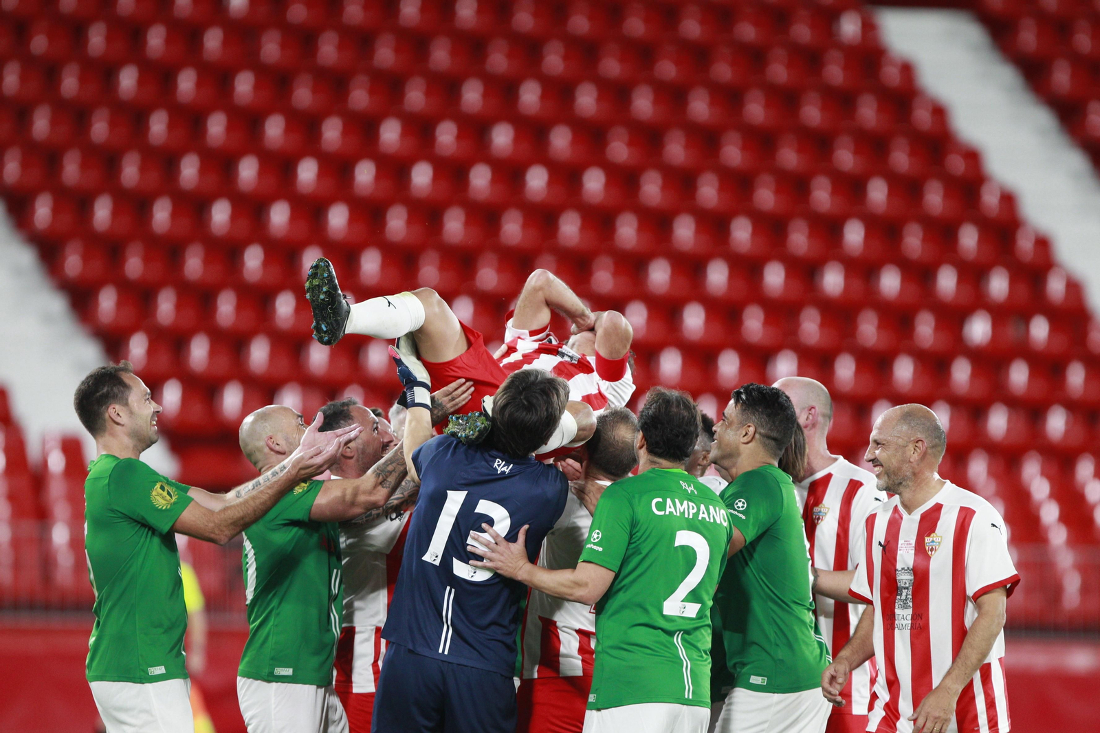 Imágenes del partido homenaje al 'eterno' capitán de la U.D. Almería, José Ortiz