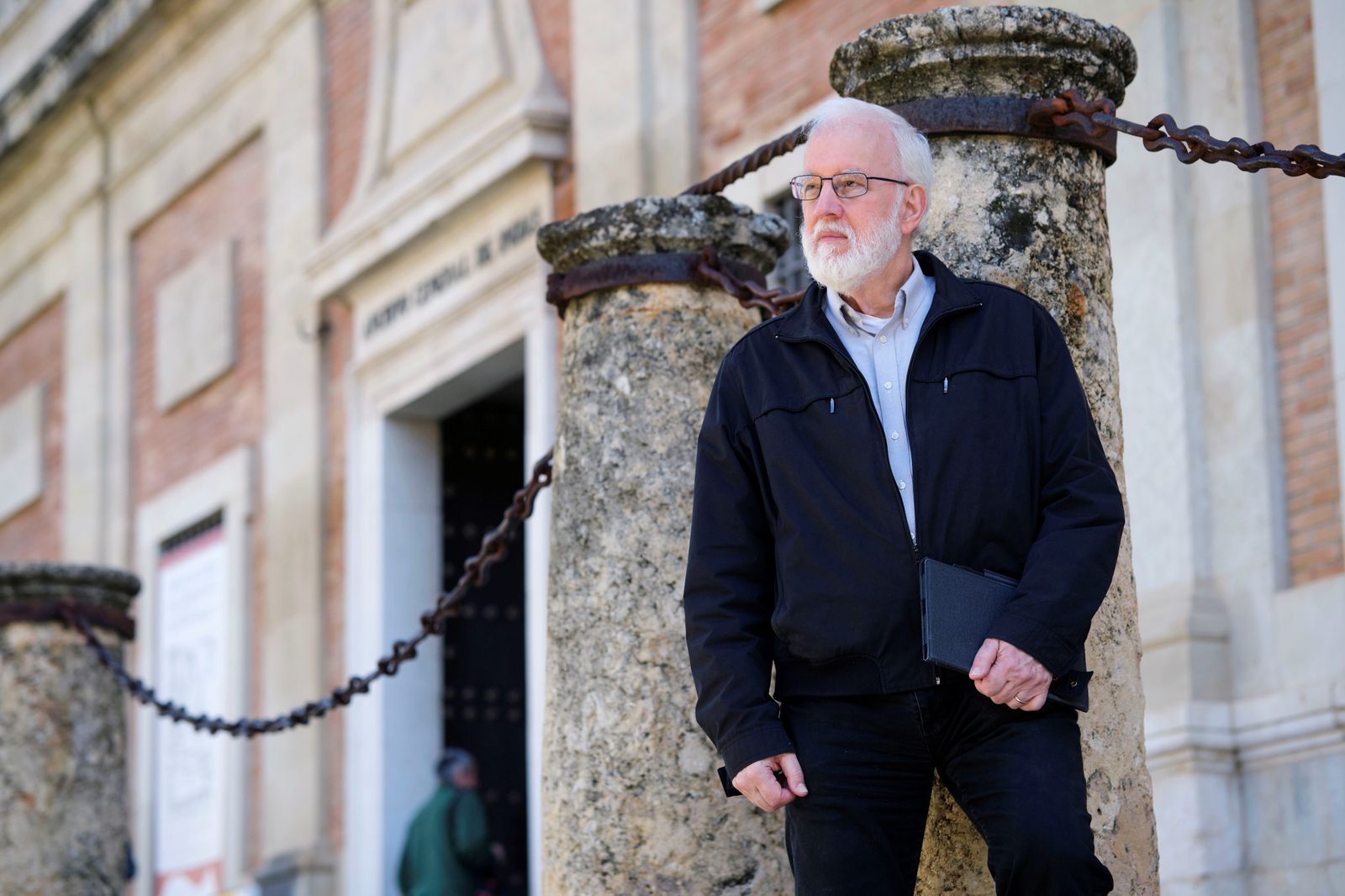 Douglas Inglis junto al Archivo de Indias.