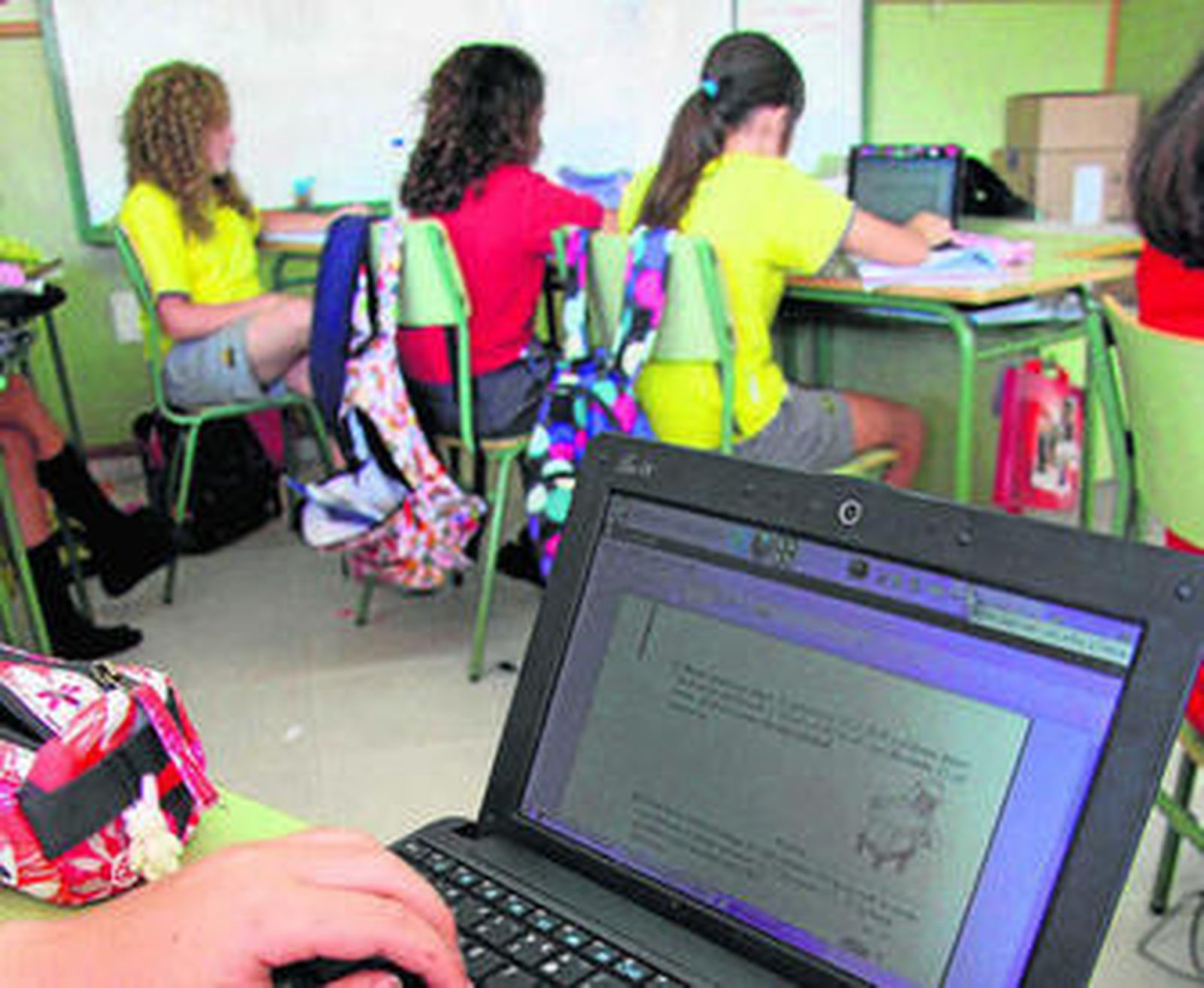 Varias alumnas practican con unos ordenadores en el colegio Añoreta de Málaga.