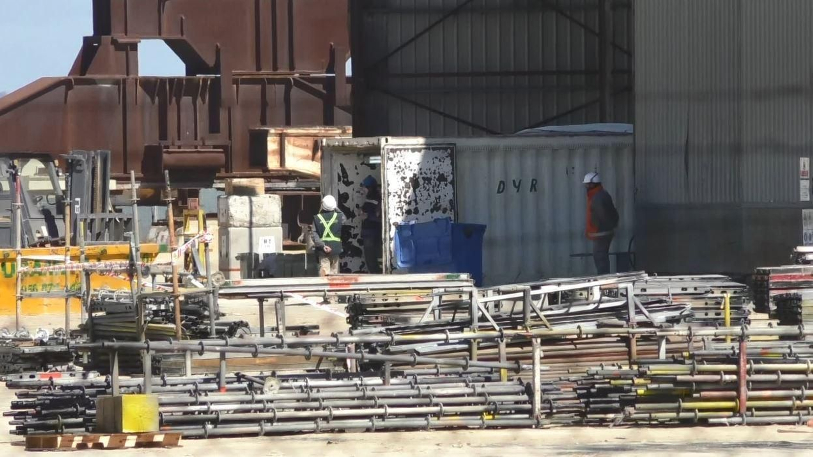 Trabajadores del metal en plena faena