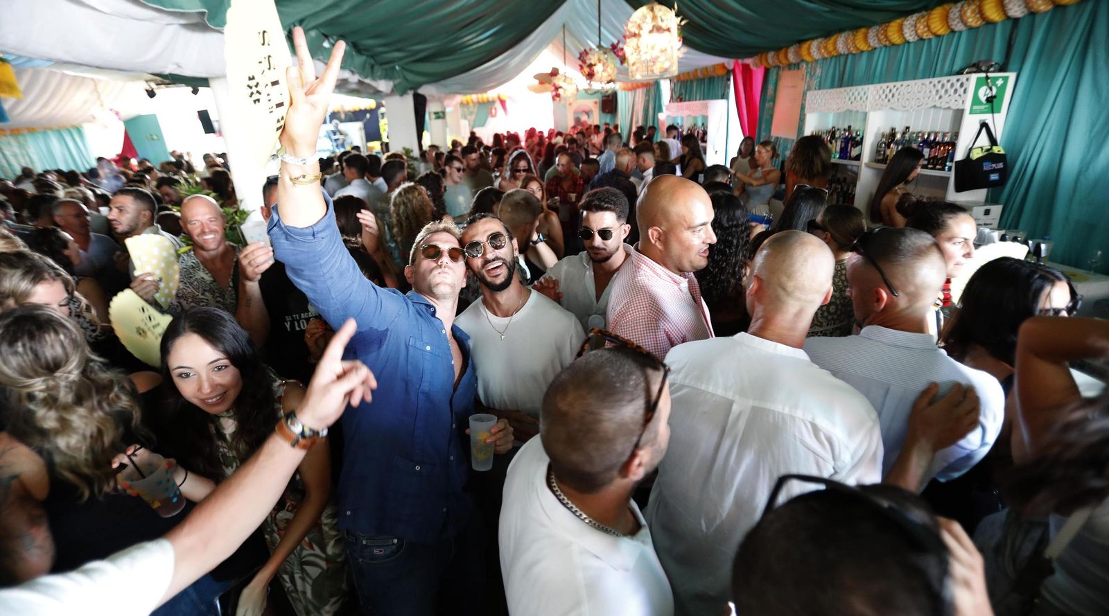 Búscate en las fotos del Día de la Mujer en la Feria de Tarifa