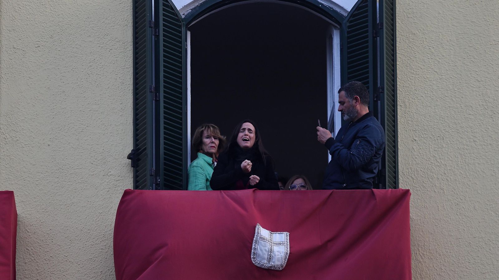 Una mujer interpreta una saeta durante el pasado Jueves Santo en Algeciras.