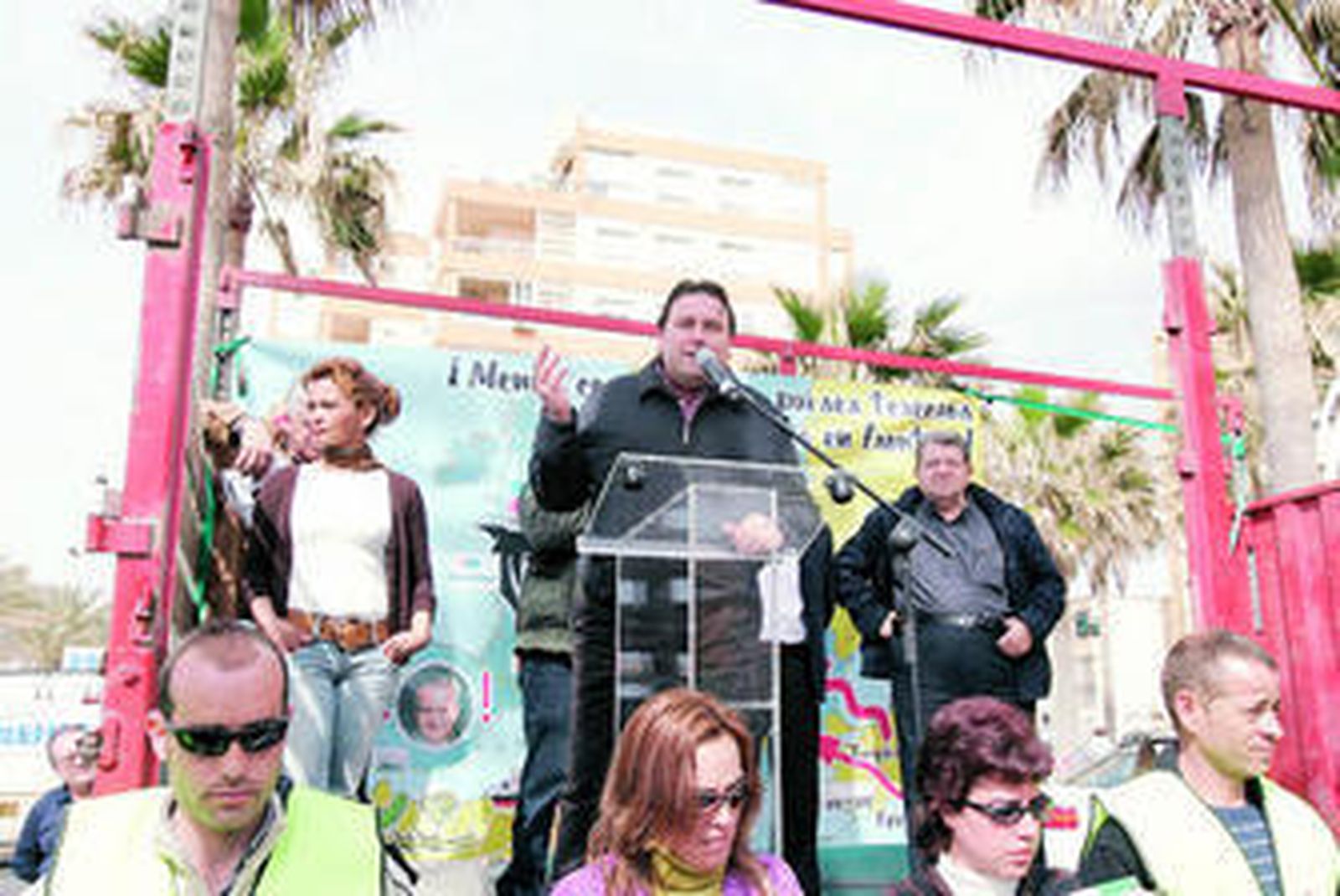 Francisco Vargas charla animadamente durante una manifestación.