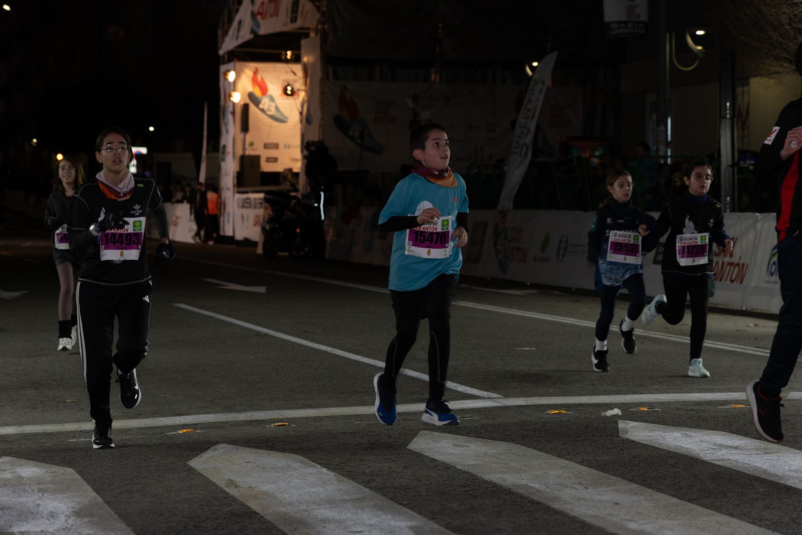 En imágenes: 2.000 atletas brillan con luz propia en la infantil de la Carrera de San Antón 2026