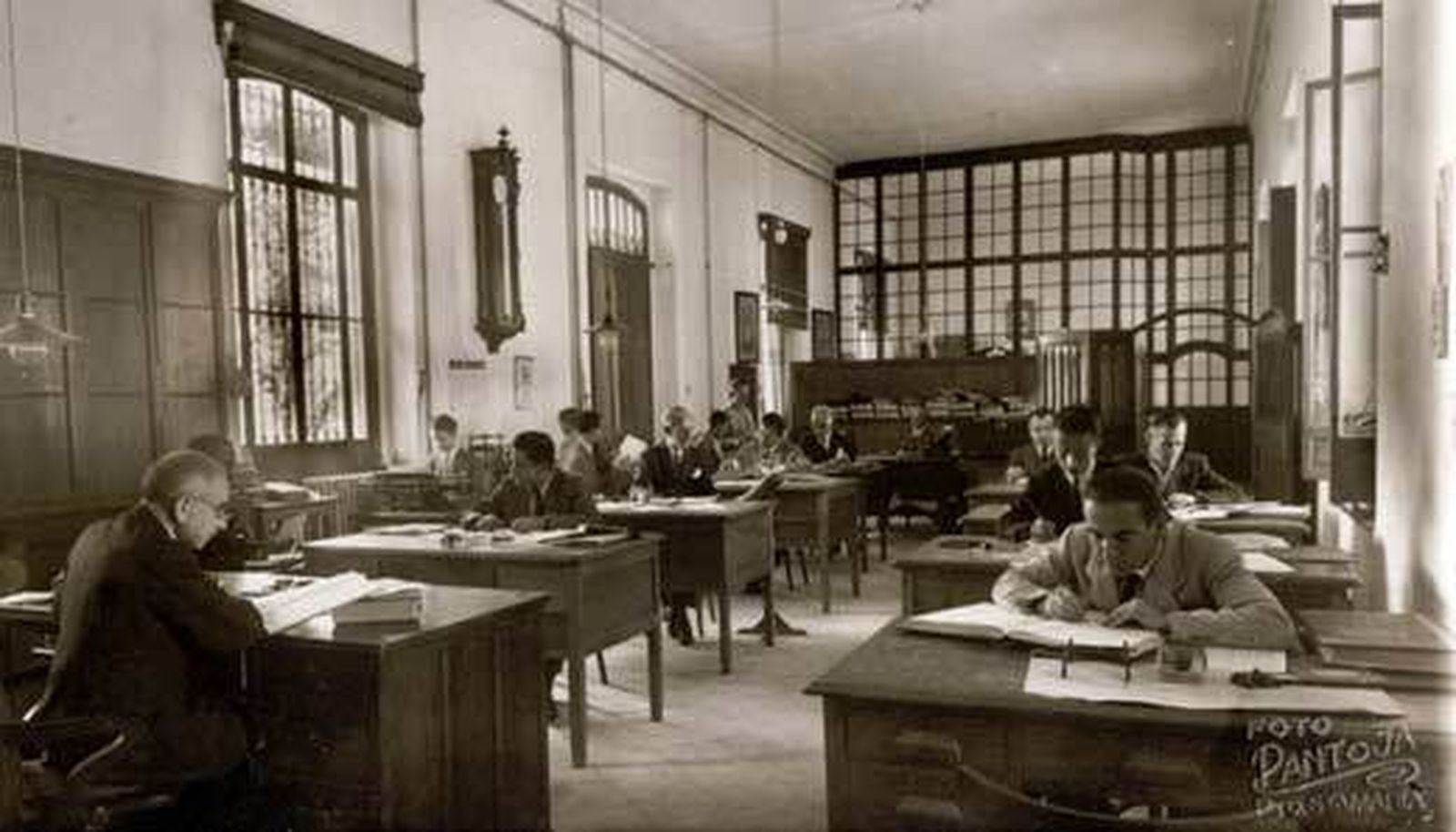 Escritorio de las bodegas Jiménez Varela, en El Puerto, en 1946. (Foto Pantoja. Colección de Vicente González Lechuga)