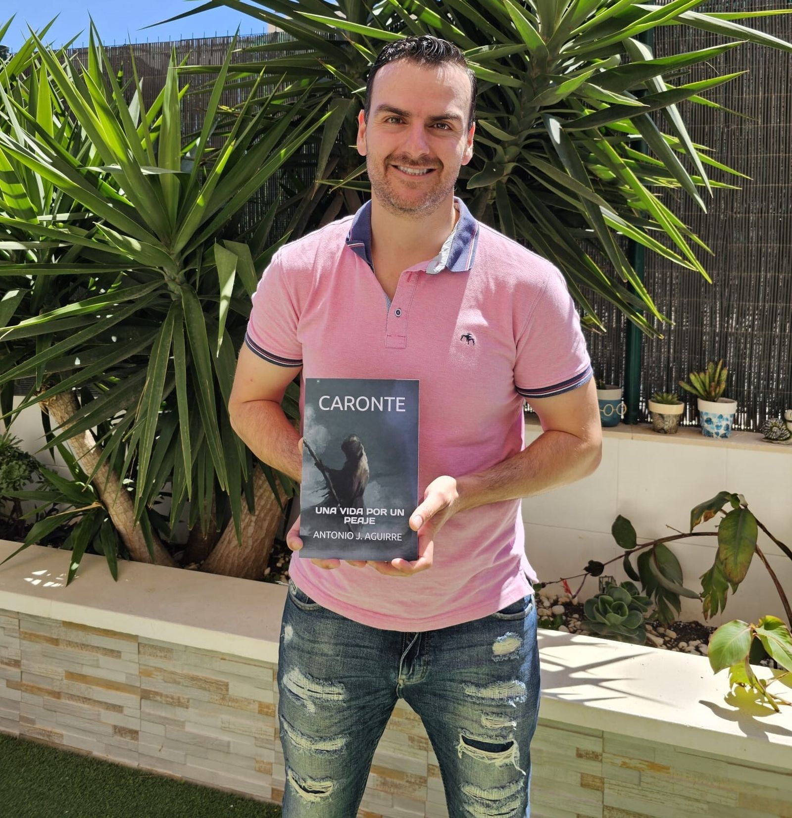 Antonio J. Aguirre con la novela que ha publicado del género policíaco.