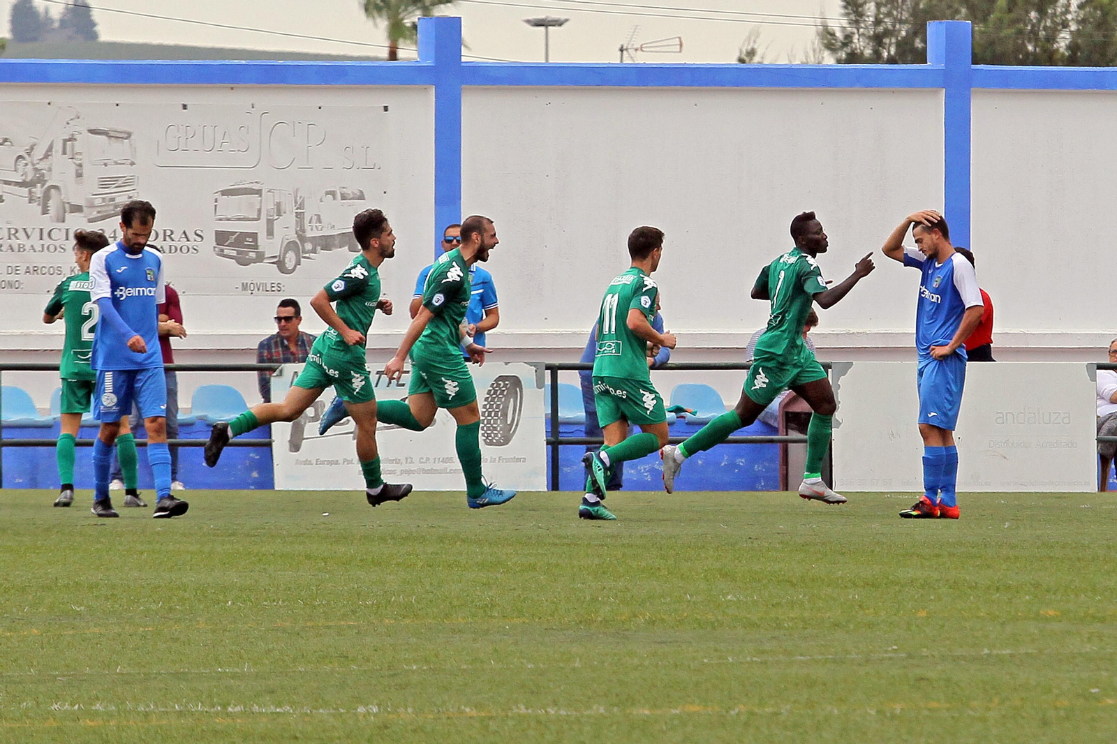 Moha celebra uno de sus dos goles con el Algeciras en Guadalcacín