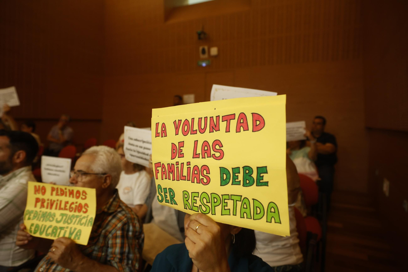 Las familias de los estudiantes, en el pleno celebrado a principios de junio.