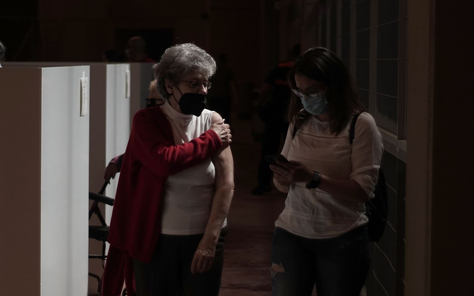 Imágenes de la vacunación de mayores en el Estadio de la Cartuja