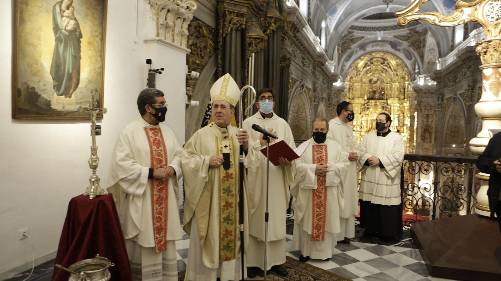 El arzobispo, en la bendición del coro alto de la Magdalena, con la pintura a un lado.
