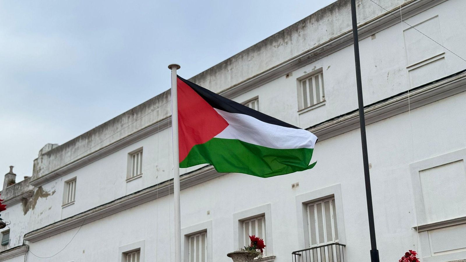 La bandera de Palestina ondea en el patio de la Casa Consistorial