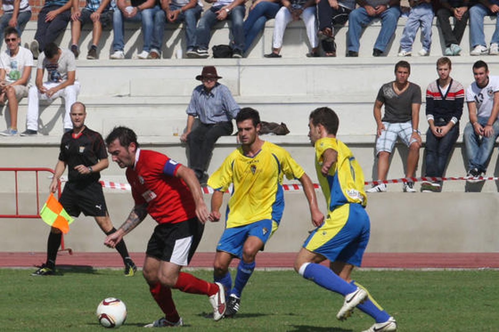 Tras la victoria en el partido 2-0, el San Roque consigue situarse en la zona cálida de la clasificación  

Foto: Paco Guerrero