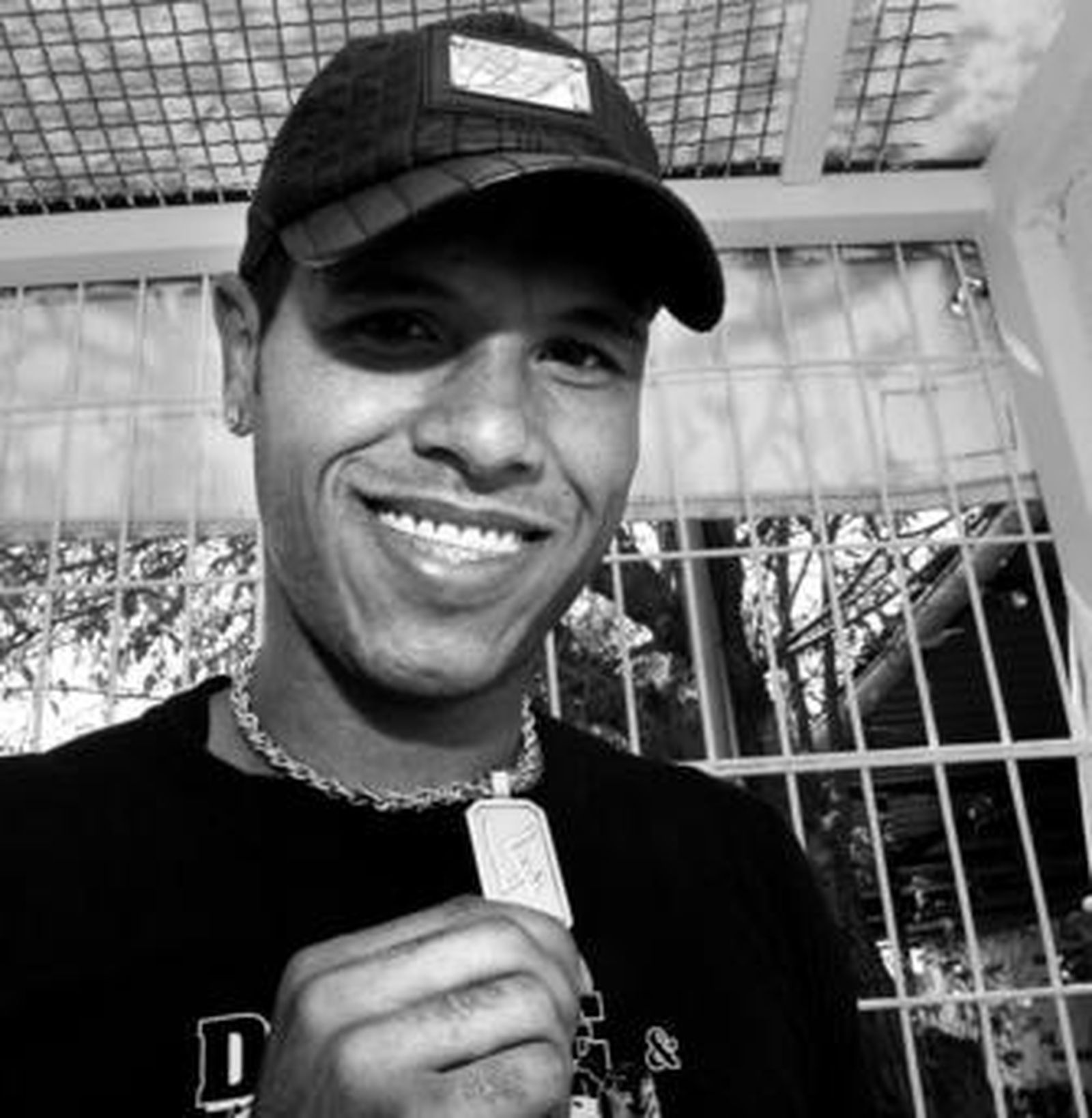 Luis Fabiano posa sosteniendo un colgante con sus iniciales.