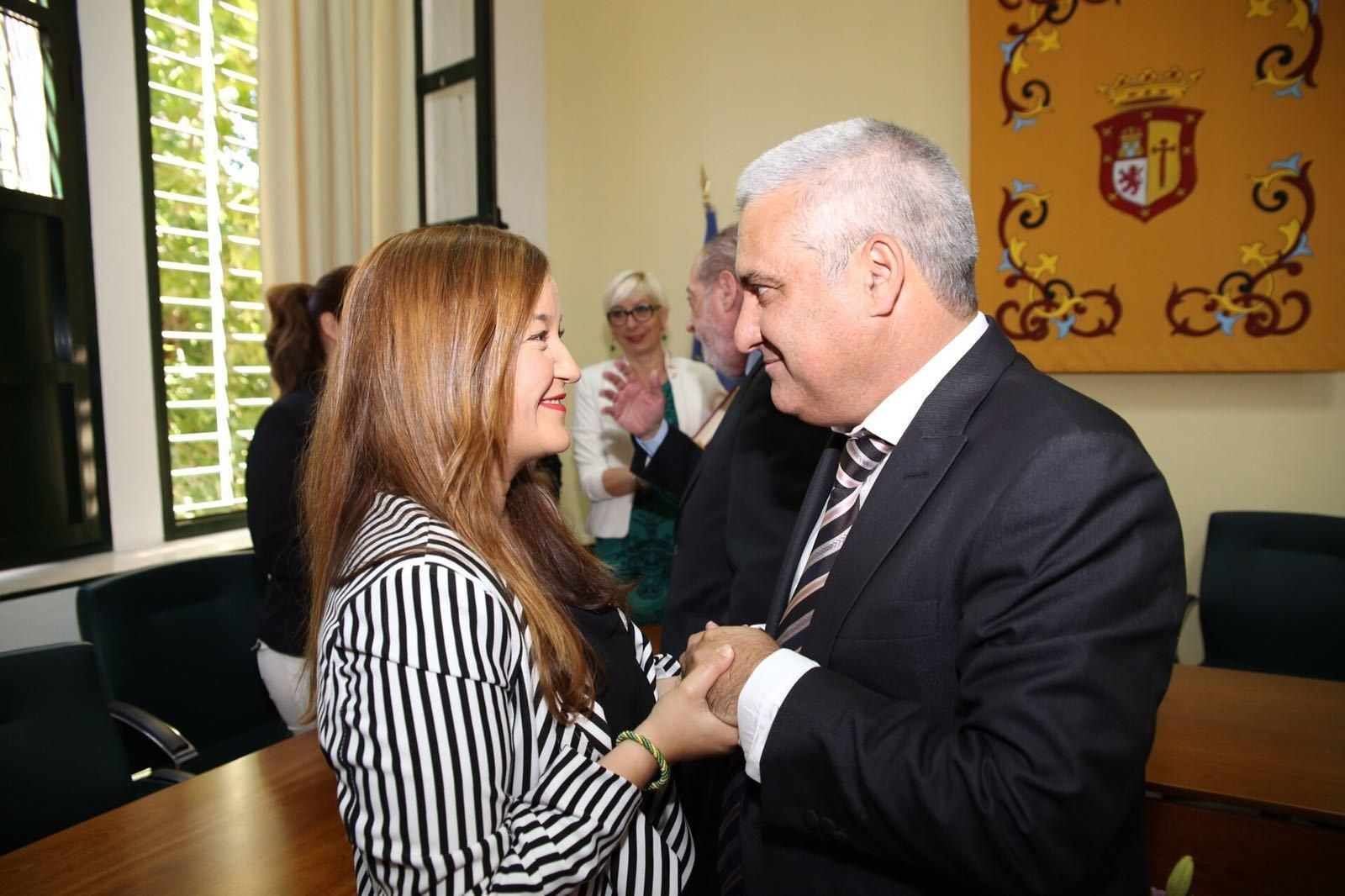 El socialista Miguel Ángel Barrios junto a Verónica Pérez en el Ayuntamiento.