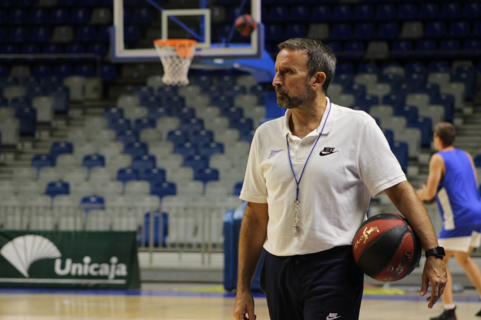 Joan Plaza contempla el entrenamiento del Zenit, ayer, en el Carpena.