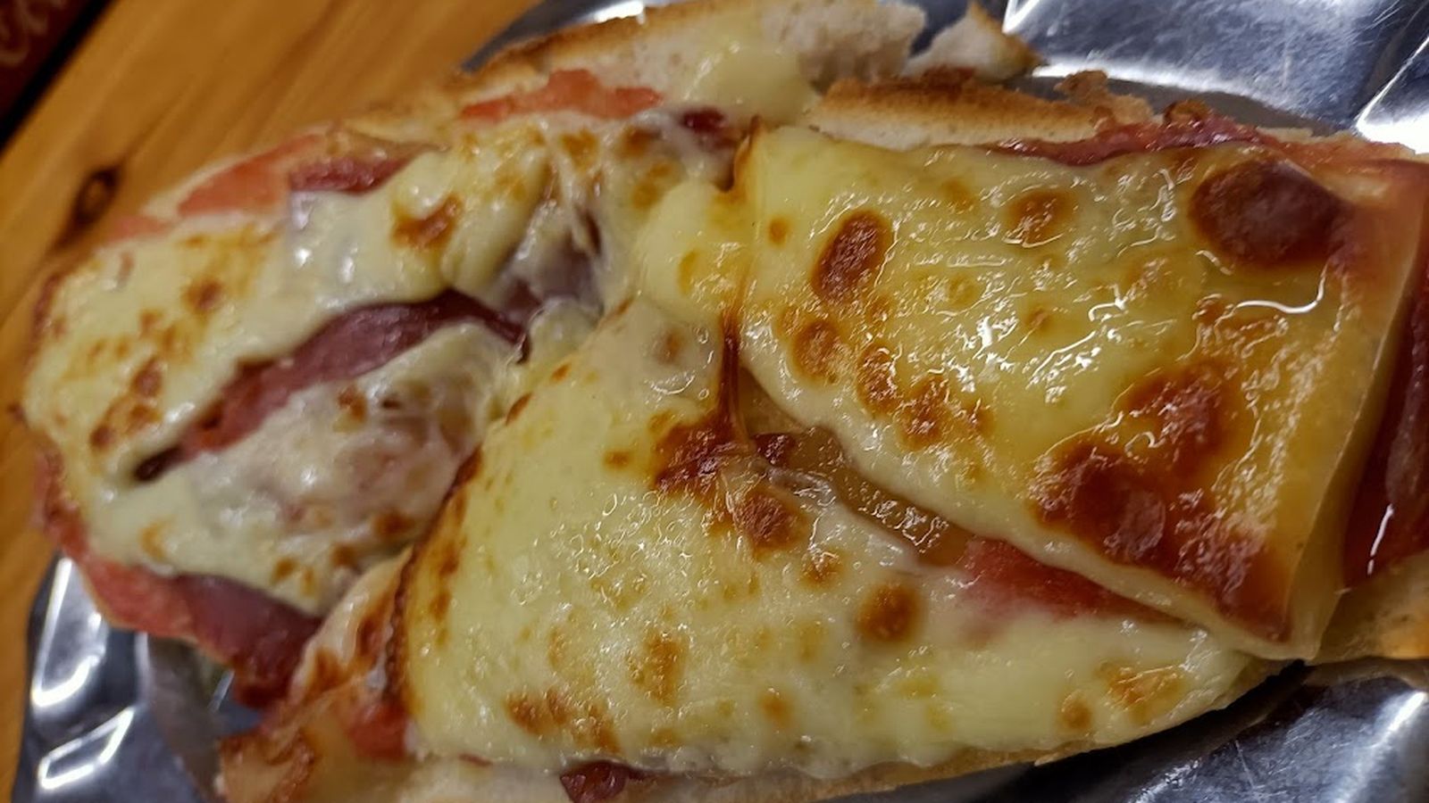 Una tostada de jamón serrano y queso fundido de la cafetería Siena, protagonista del vídeo viral de los desayunos de Jaén.