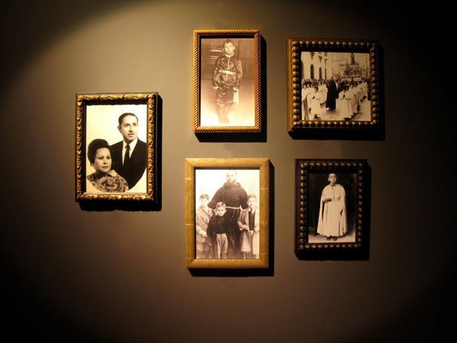 Recuerdos de la infancia como estas fotos llenan la primera de las salas del museo.