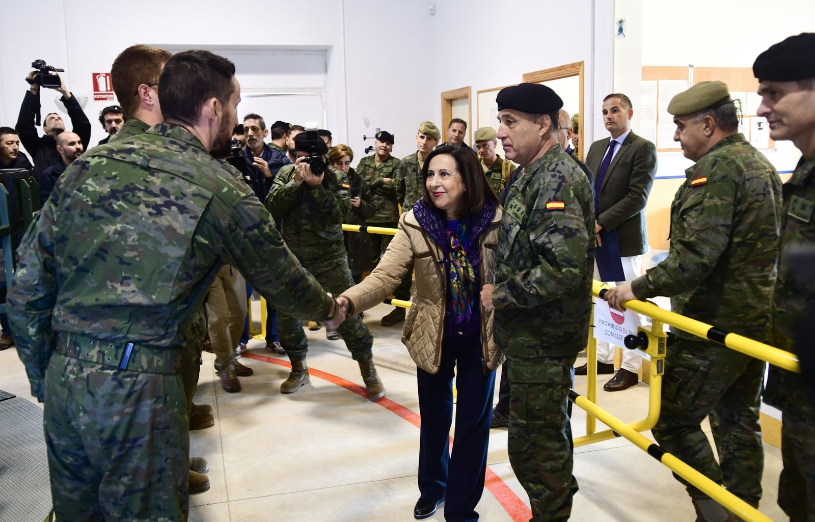 La ministra de Defensa, Margarita Robles, saluda a la tropa.