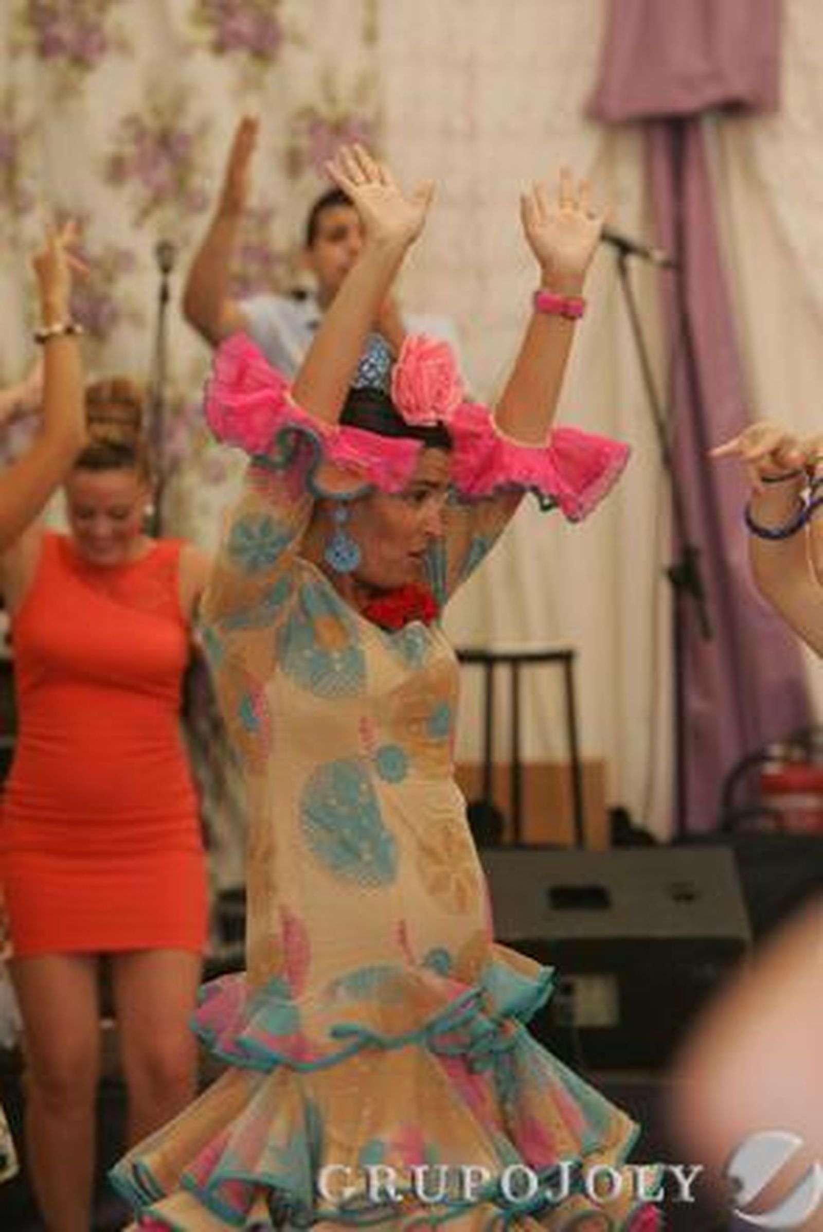 Los algecireños disfrutan de su último día de feria y se reúnen en el Real para contemplar el montaje pirotécnico con el que acaba la fiesta./J.M. Quiñones

Foto: J.M. Quinones