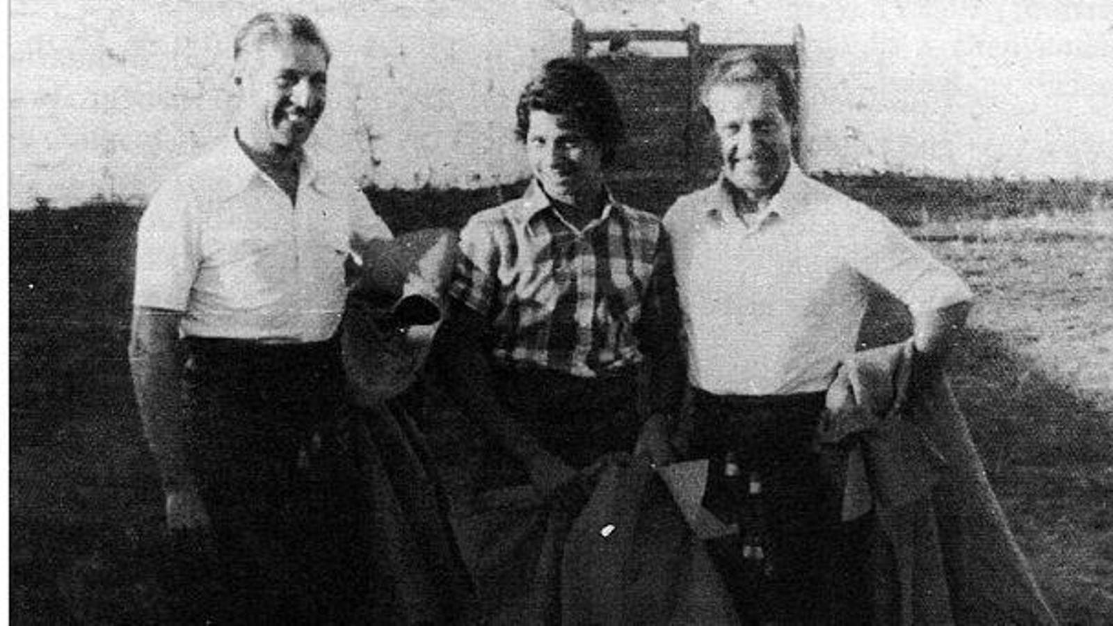 Última foto tomada con vida de Antonio Bienvenida junto a su hermano Angel Luis y su sobrino Miguel en Puerta Verde.