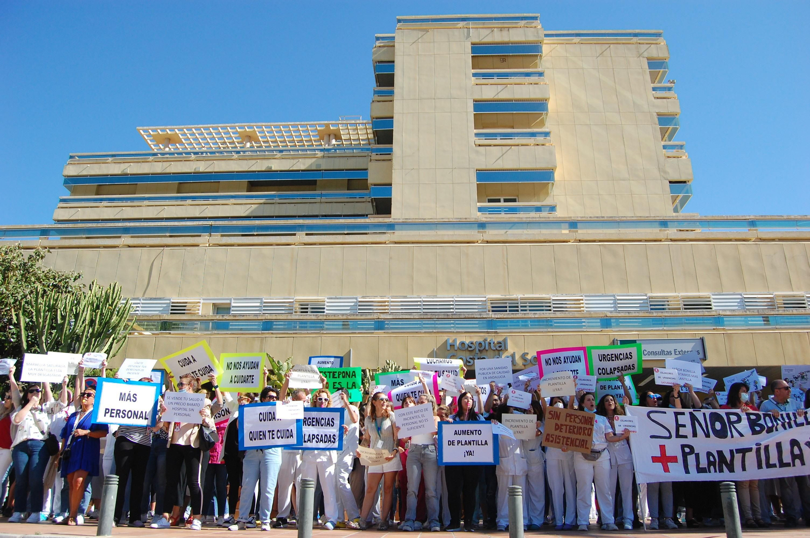 La concentración de los trabajadores del hospital Costa del Sol.