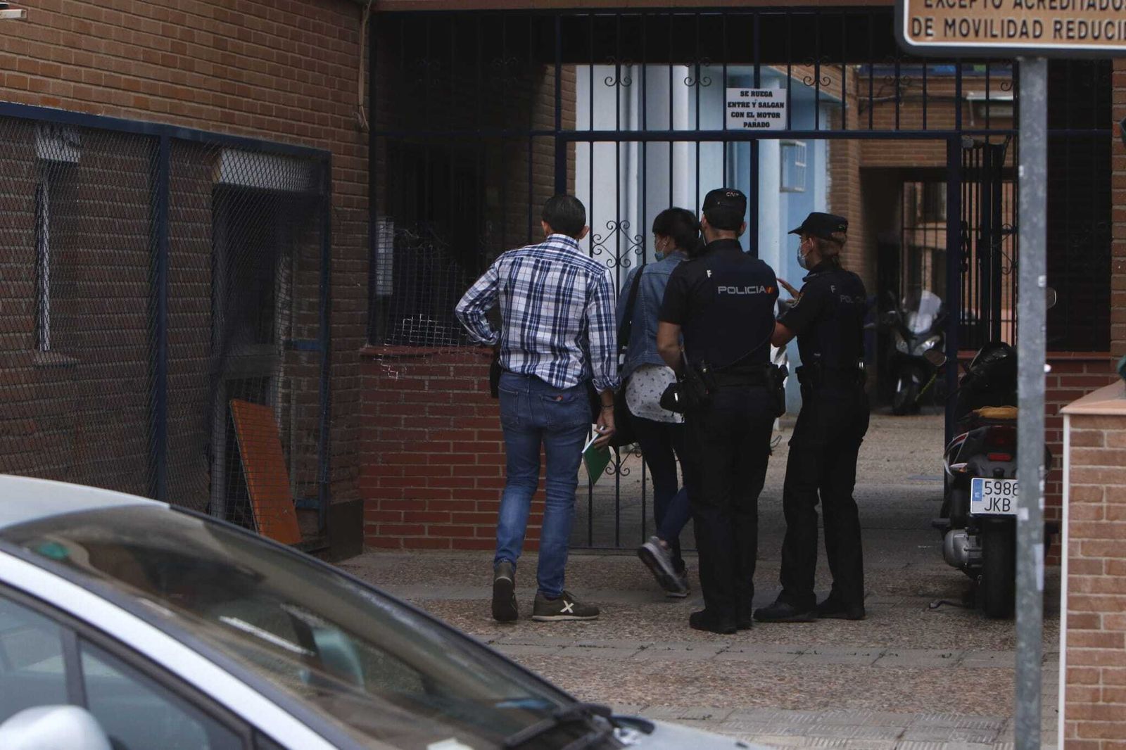 Policías nacionales, en la puerta del bloque en el que han ocurrido los hechos.