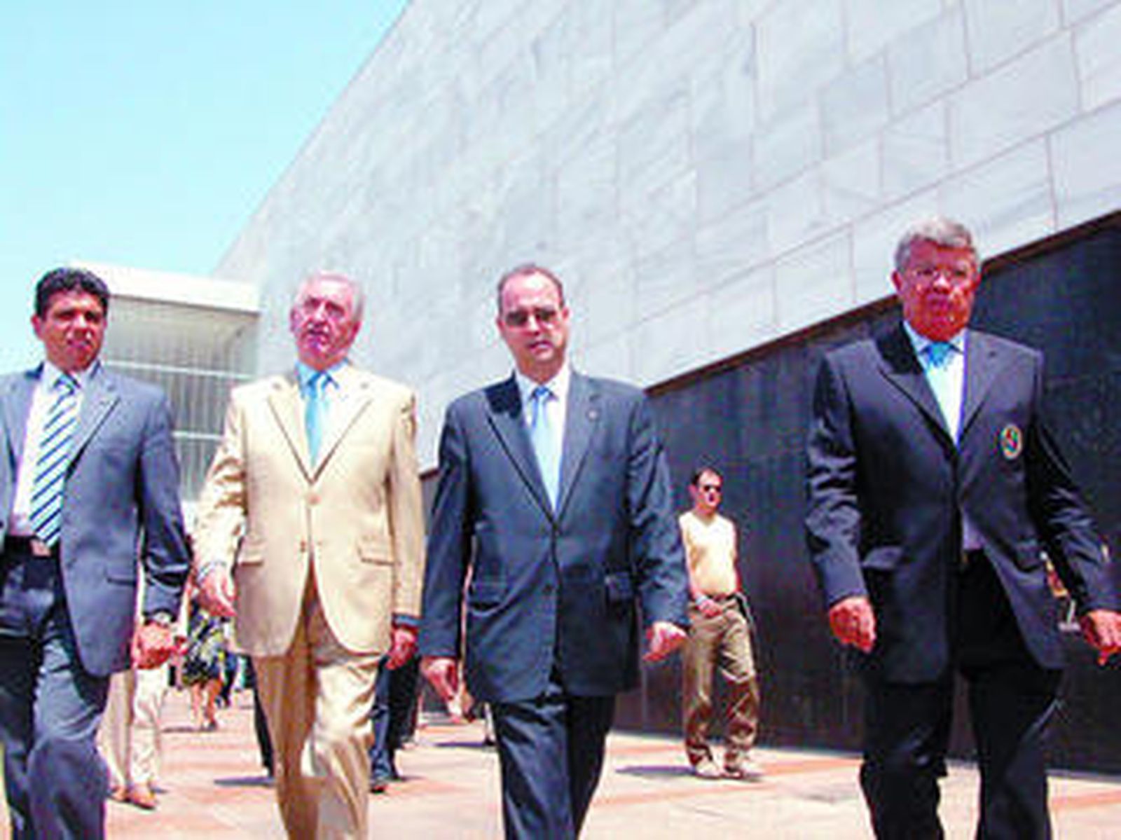 Megino y el alcalde en la inauguración del polivalente, que costó 12 millones de euros, en 2005.