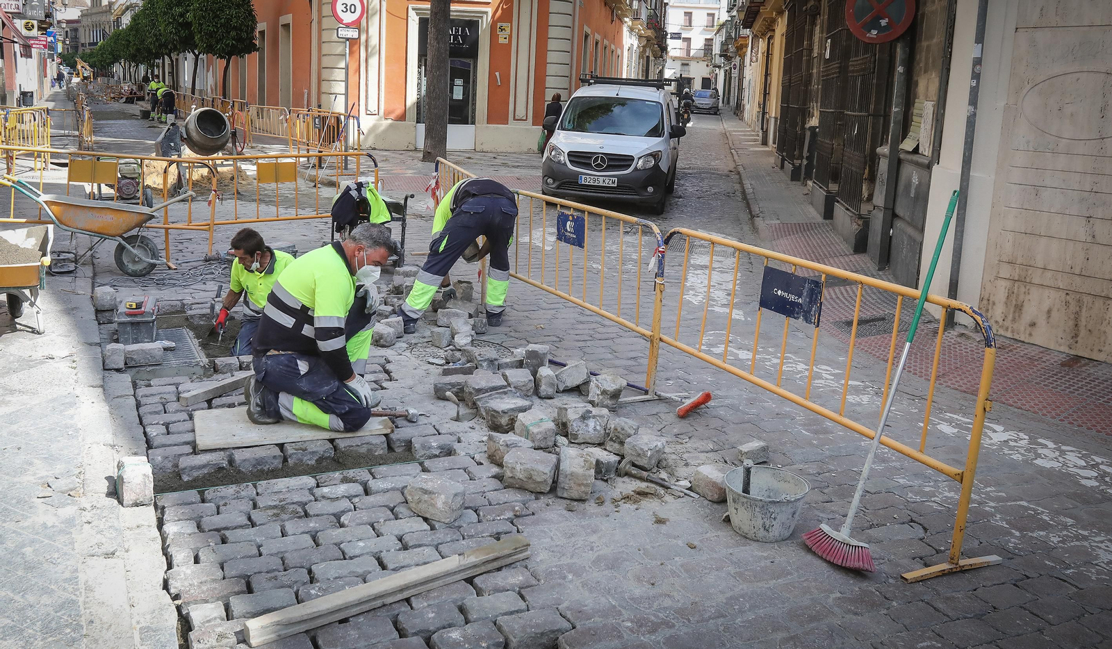 Así están quedando las calles del centro después de la guerra del adoquín