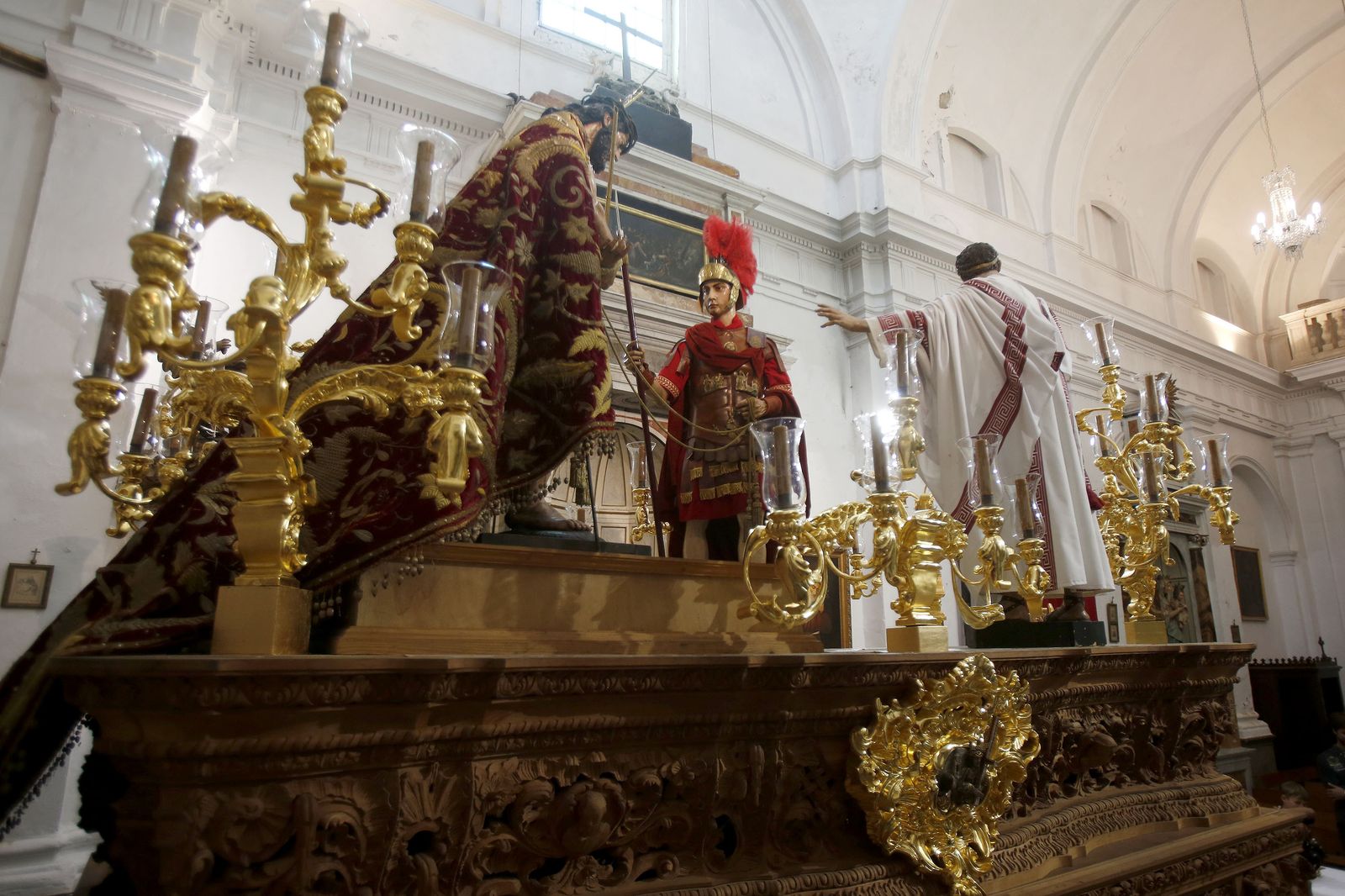 El oficial romano mira hacia la preciosa imagen de Jesús de Ecce Homo.