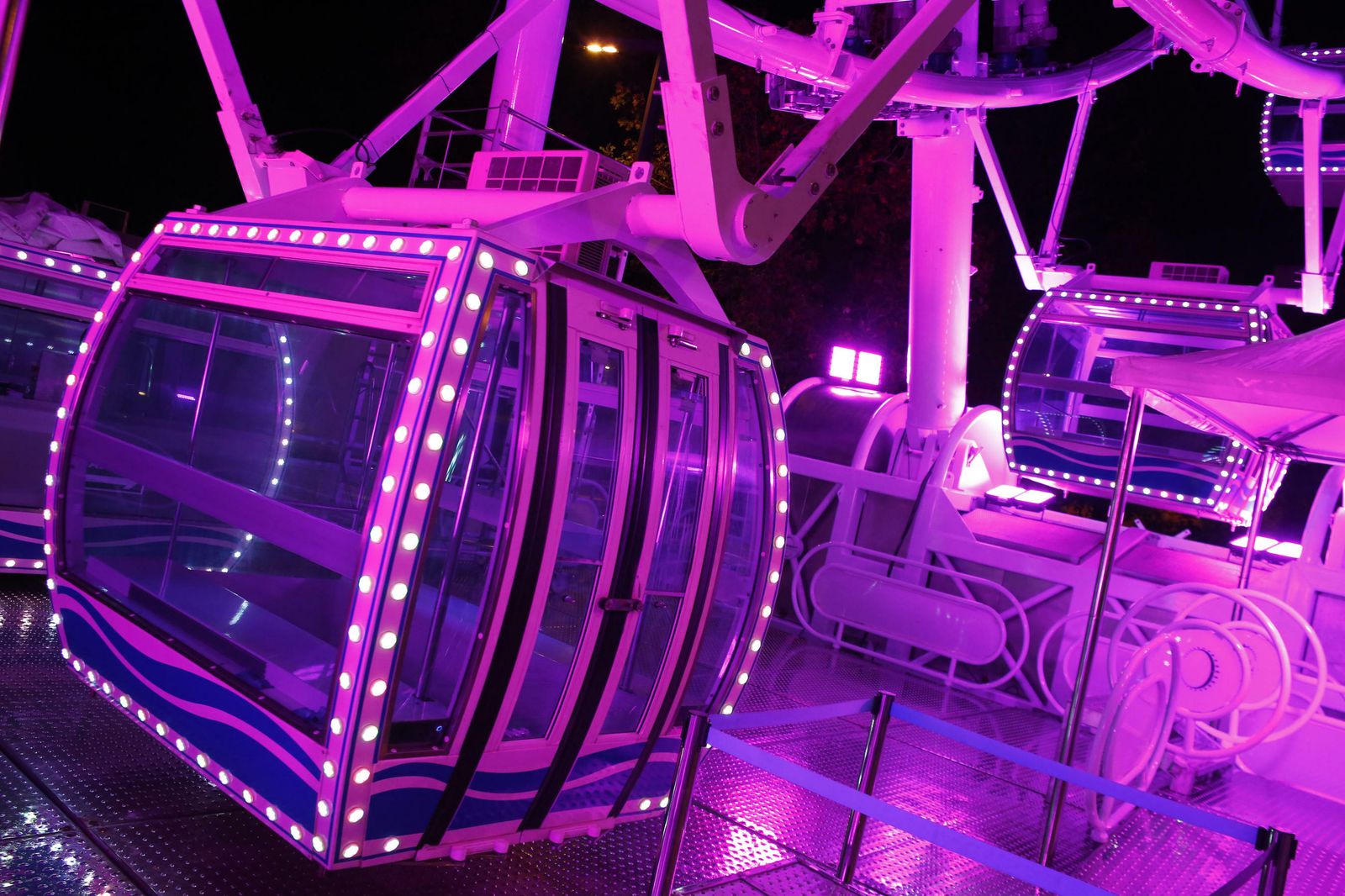 Así es la noria de Granada, una mirador en el Paseo del Salón