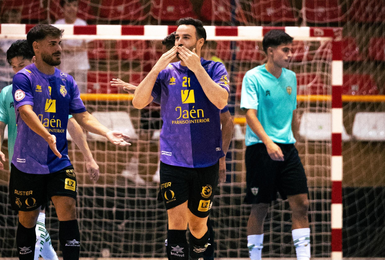 Míchel celebra su tanto de penalti.