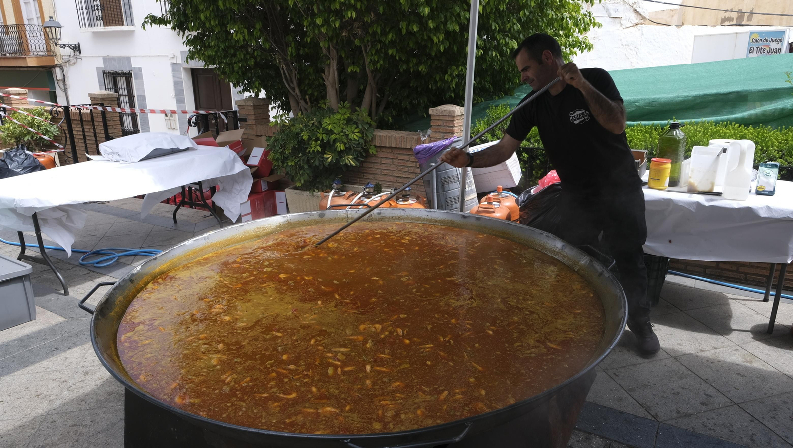 Imágenes de la paella popular en las Fiestas de Canjáyar