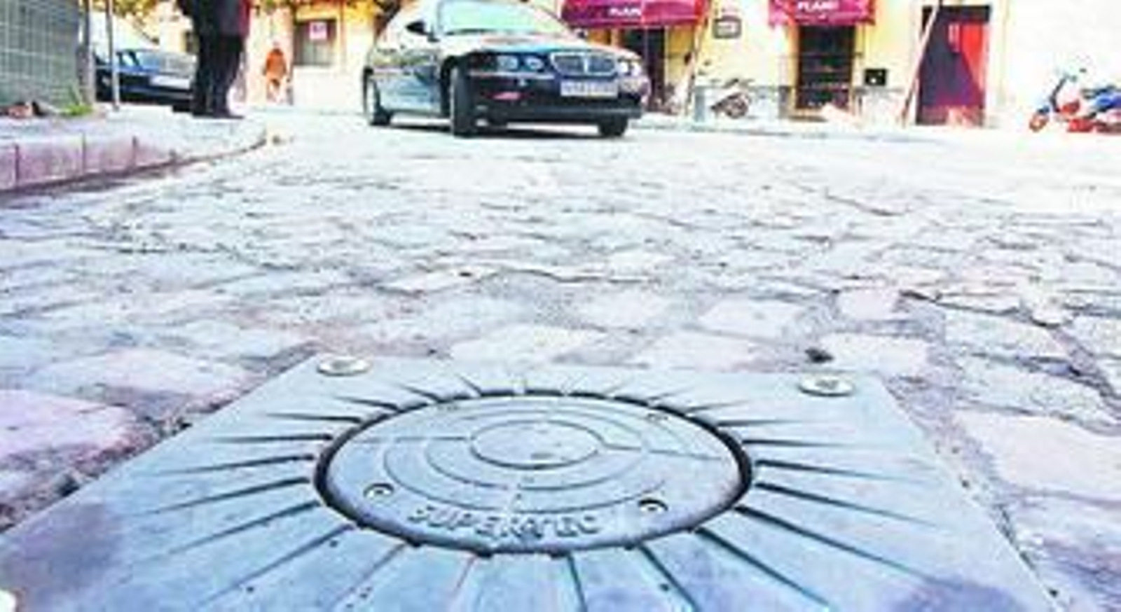 Un coche se dispone a entrar en la calle Fate, donde murió el miembro de la banda de Cásper. Un coche se dispone a entrar en la calle Fate, donde murió el miembro de la banda de Cásper.
