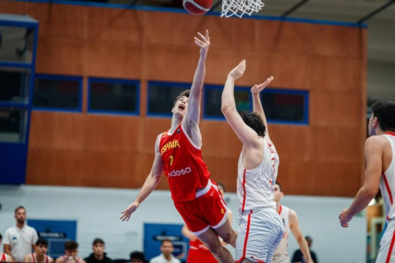 Día aciago de Mario Saint-Supéry en otra debacle de España en el Europeo sub 18