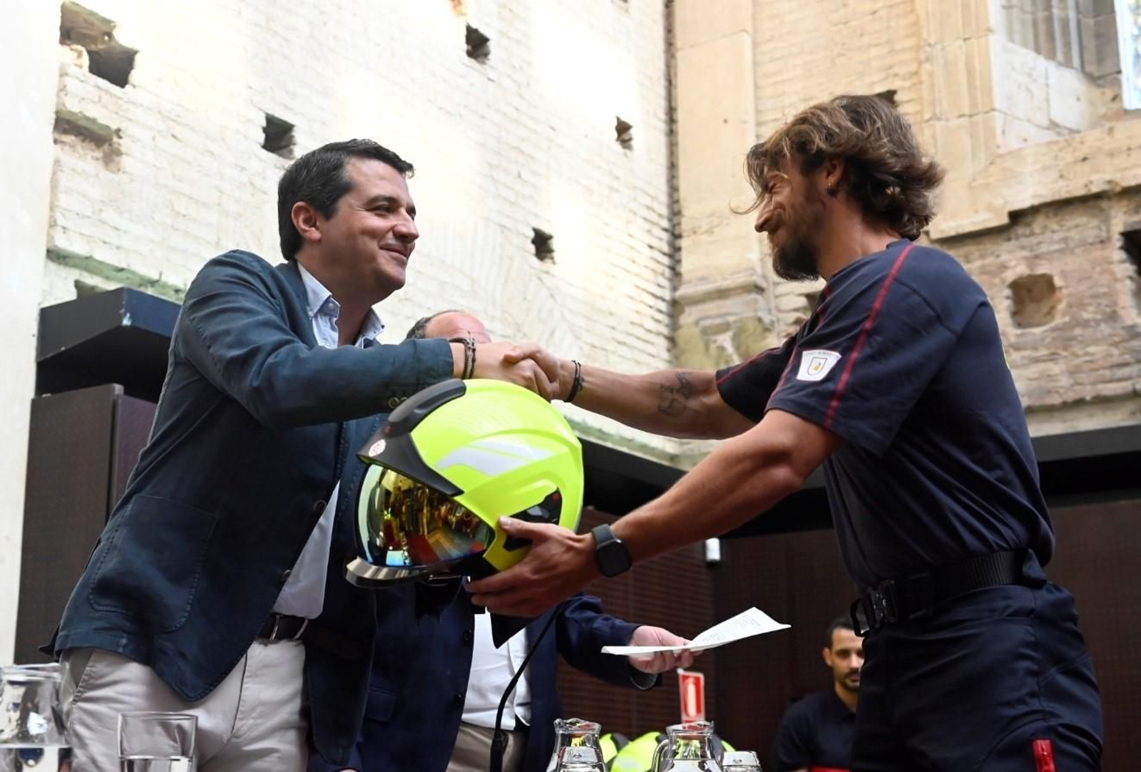 Las imágenes de la toma de posesión de nuevos bomberos de Córdoba