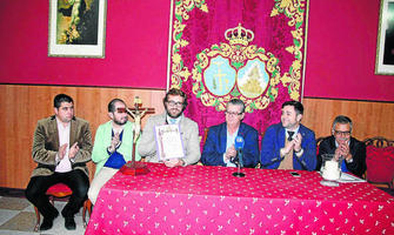 Álvaro González, con el diploma que acredita su elección como presentador, junto a los miembros del Consejo.