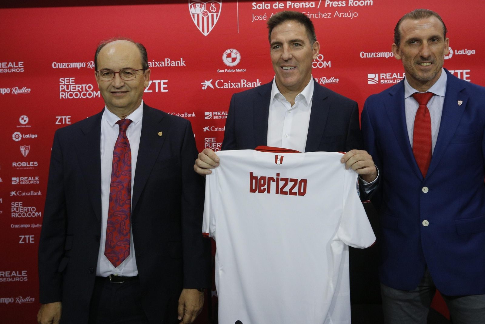 Berizzo, en el centro, junto a José Castro y Óscar Arias durante su presentación.