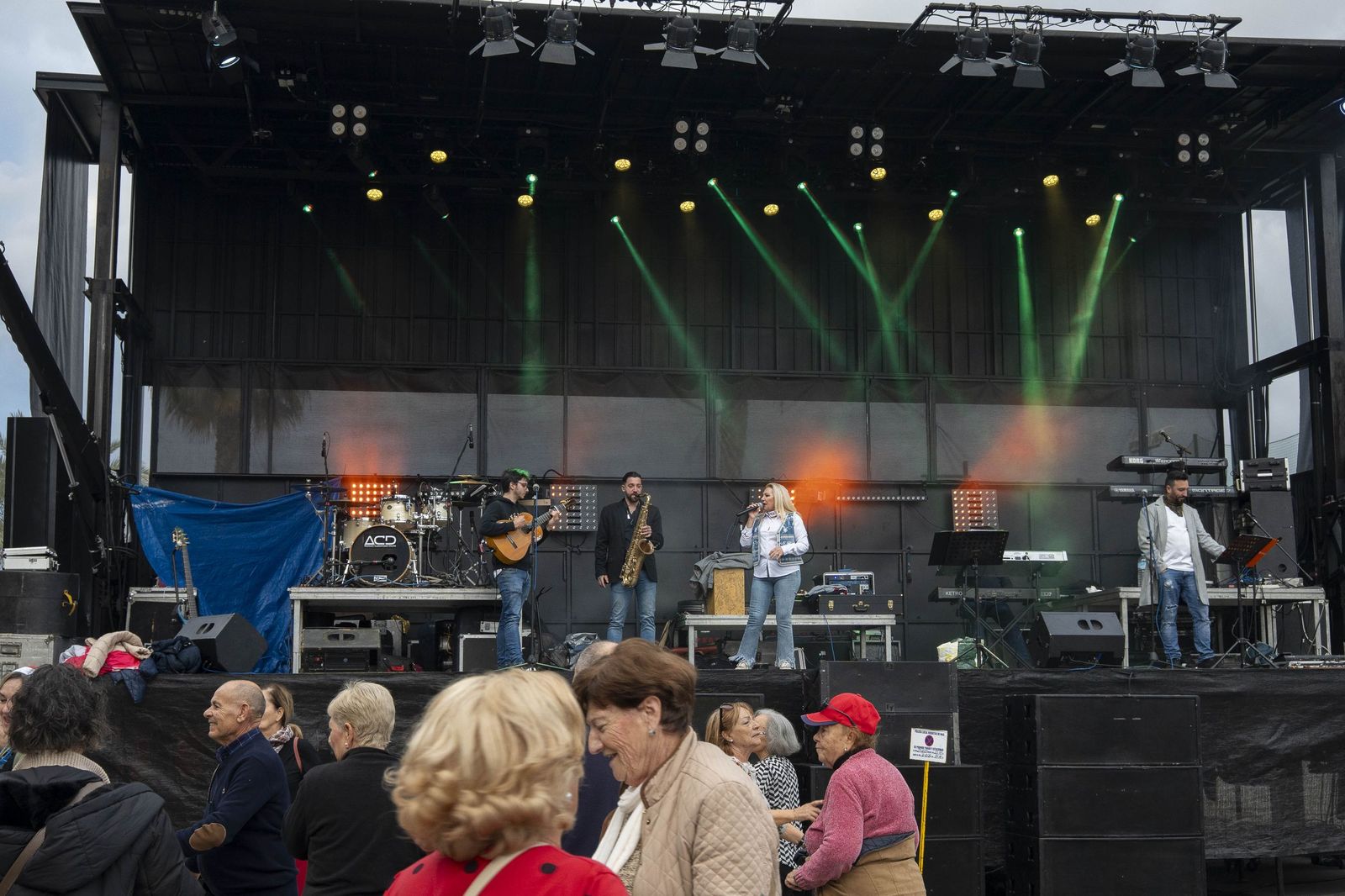 Las moragas reúnen a miles de personas en Roquetas para celebrar el final de año