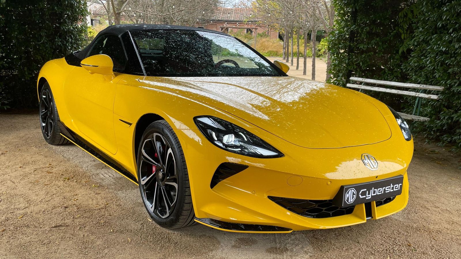 Entre los coches que podrían rivalizar con el MG Cyberster figura la nueva generación del Tesla Roadster pendiente de su lanzamiento comercial.