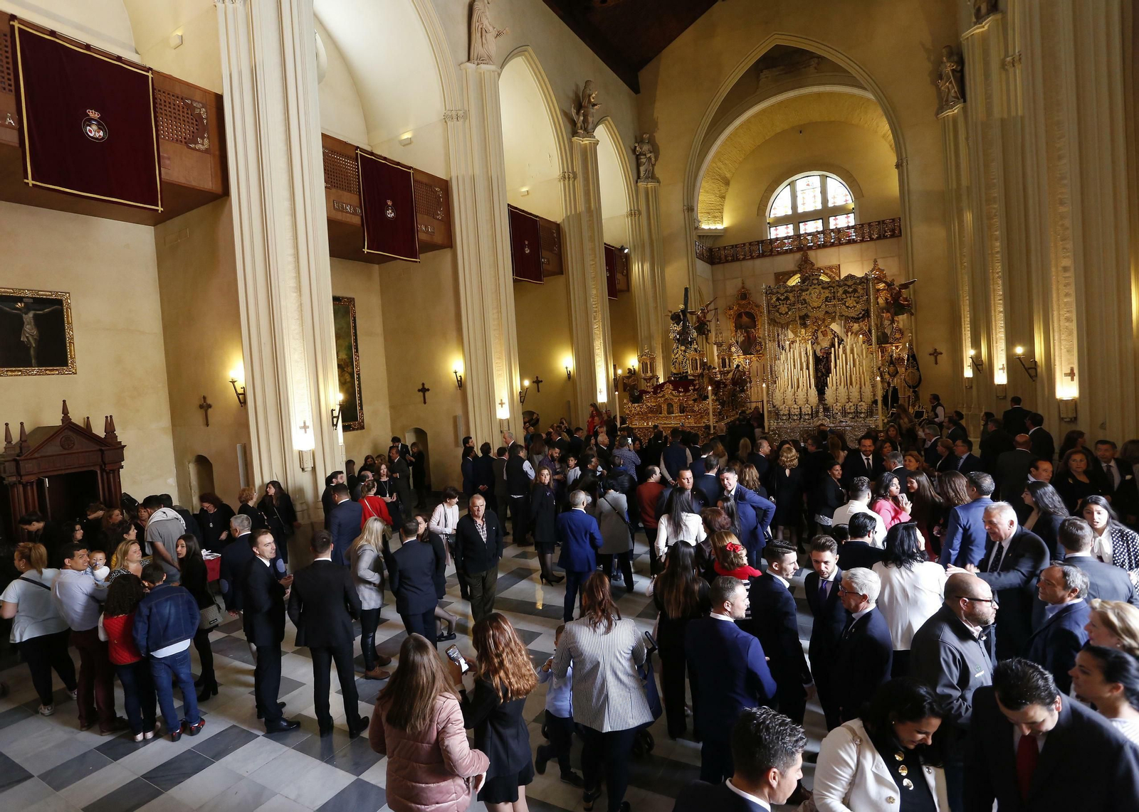 Colas en los templos a la espera de la Madrugá