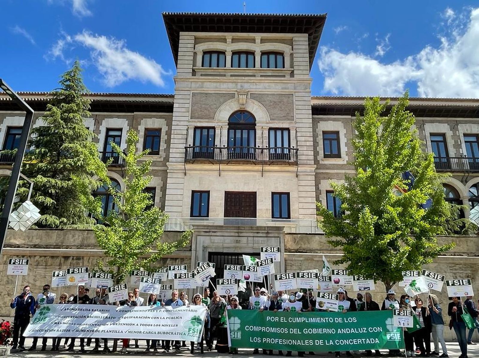 FSIE Andalucía se concentra en la Delegación en Granada para denunciar "incumplimientos" del Gobierno andaluz