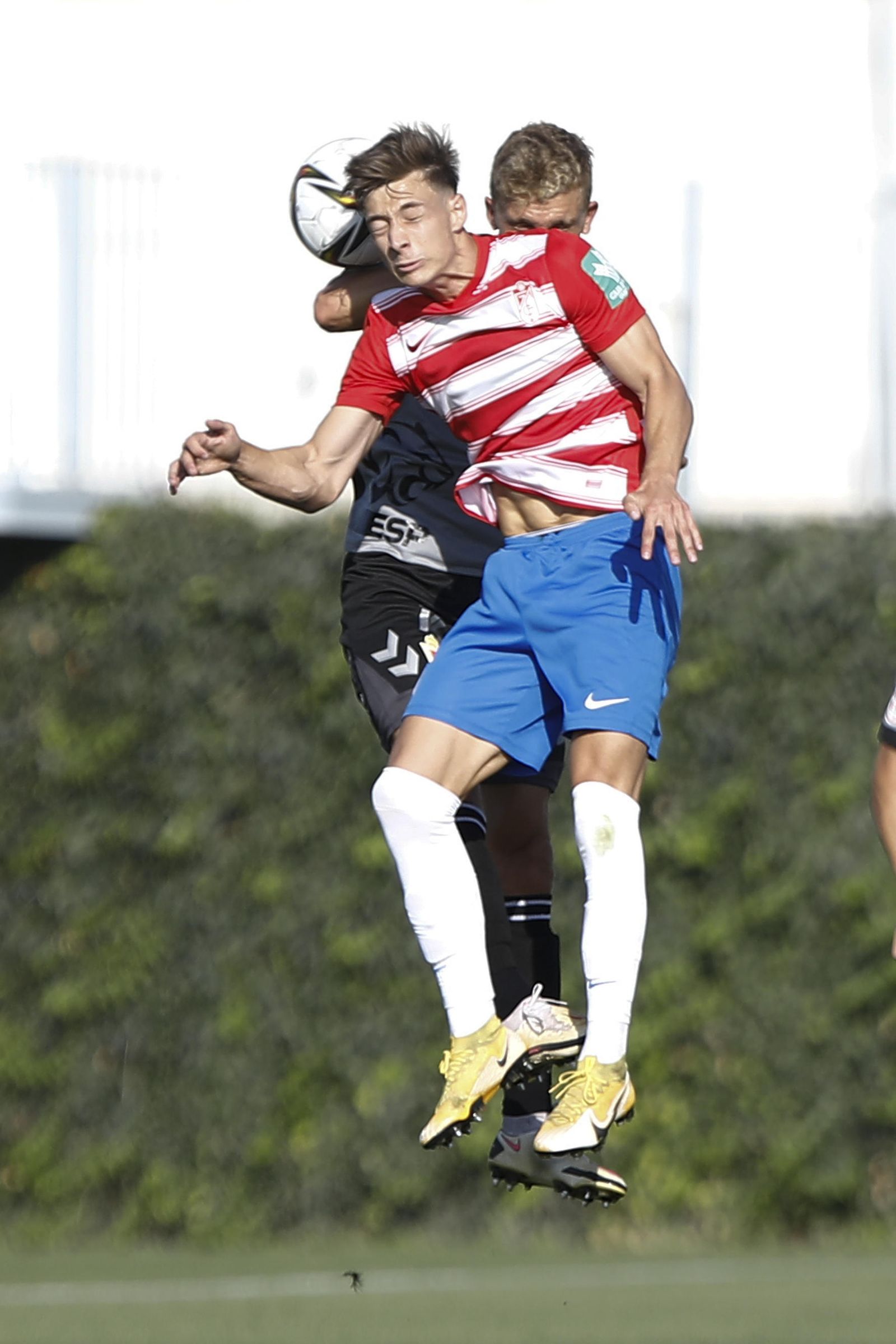 Plomer disputa un balón aéreo.