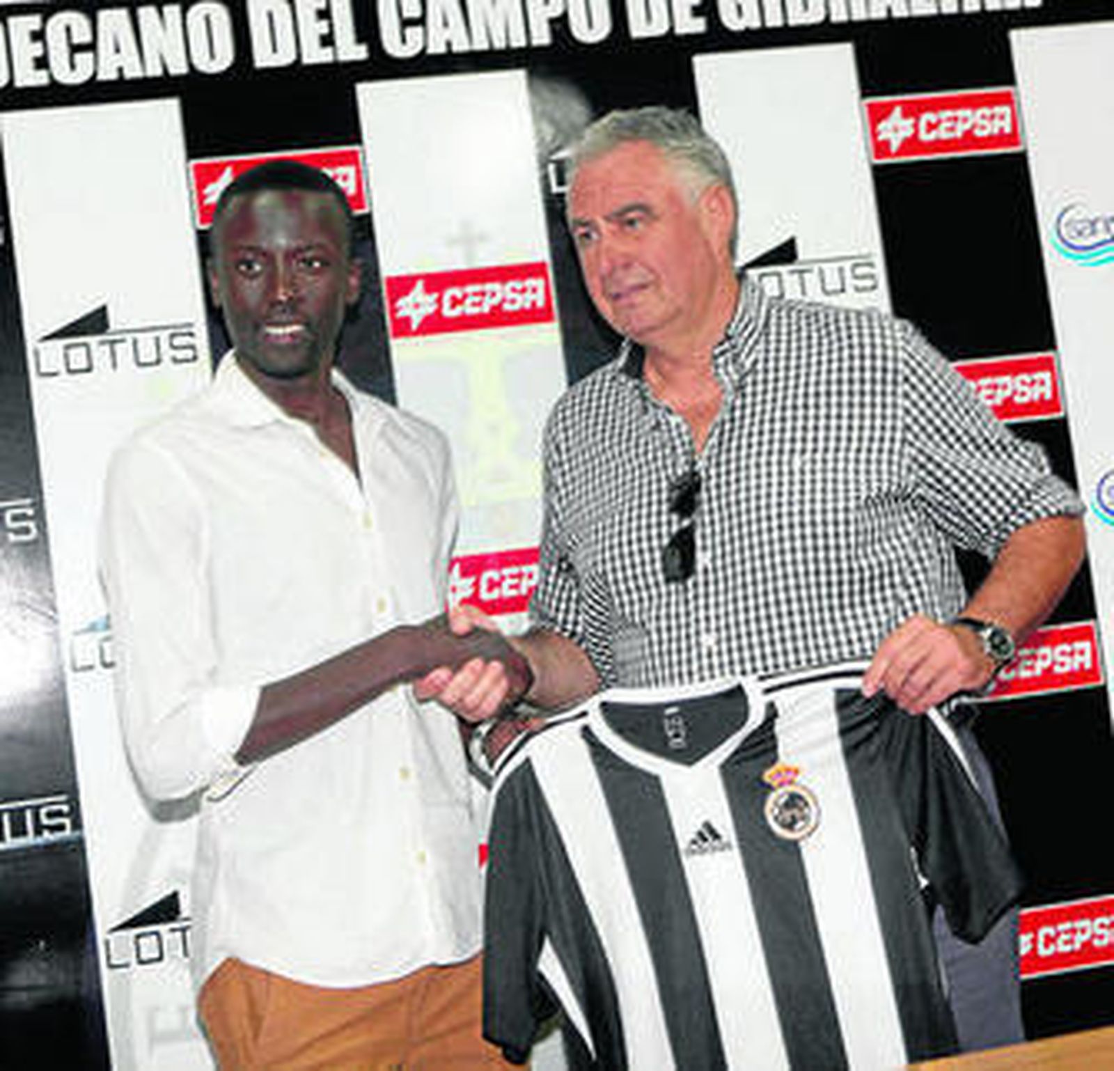 Fall estrechando ayer la mano del presidente de la Balona.